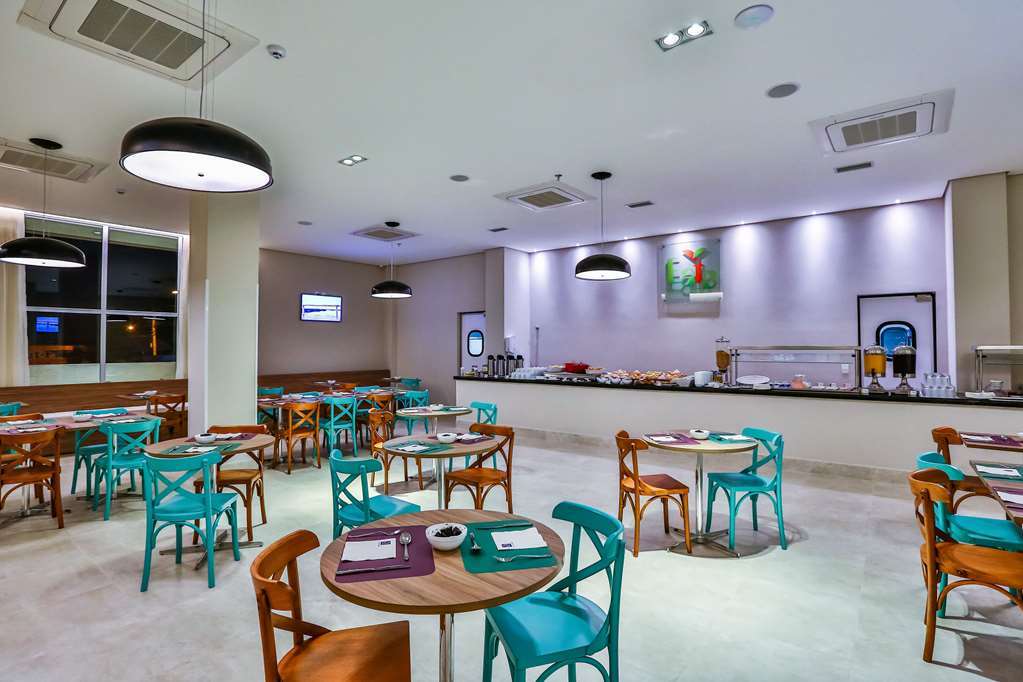Summit Suites Hotel Pindamonhangaba Étterem fotó